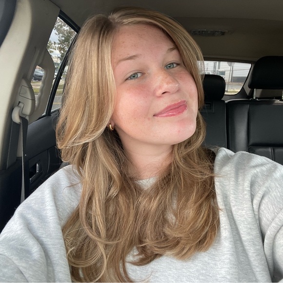 Meet your Posher, Caitlin - Picture 1 of 5